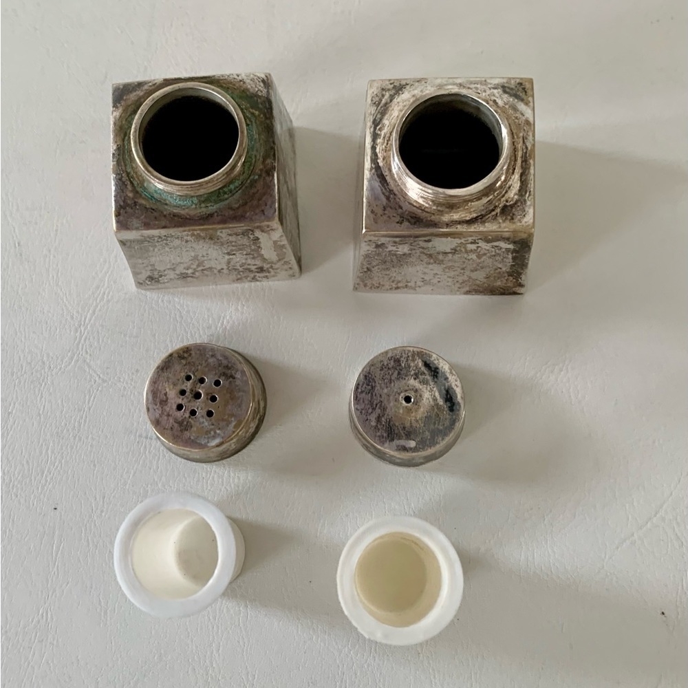 Vintage metal salt and pepper shakers 2” - Picture 4 of 9